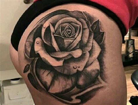 Tatuaje femenino en la nalga